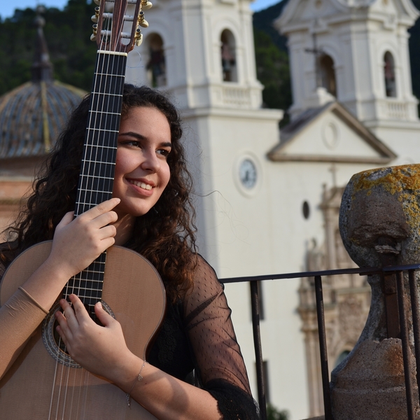 Licenciada en la especialidad de guitarra imparte clases en Murcia o por la zona de los alcazares