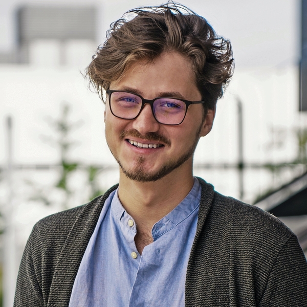 Erfahrener Komponist bietet Klavier-, Jazzklavier-, Kompositions-, oder Musikproduktionsunterricht an. (per Zoom oder persönlich)