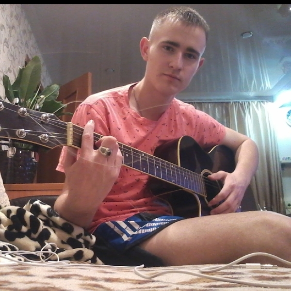 Меня зовут Роман, студент самоучка, опыт по игре на гитаре 4 года, первую свою песню научился играть за неделю