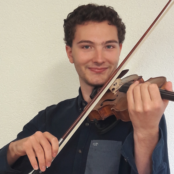 Professeur d'alto et de violon diplômé de la Haute École de musique de Lausanne, donne des cours particuliers (soutien, loisirs, préparation aux concours) à Lausanne.