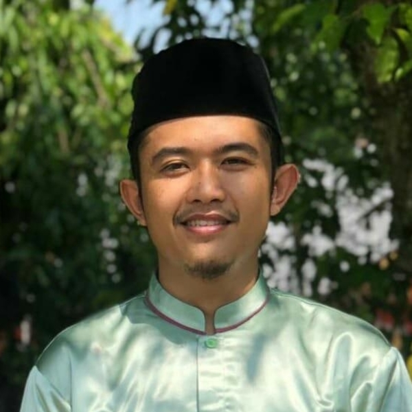 Lulusan Universitas Islam Al-Imam Muhammad Ibnu Su'ud Riyadh, Arab Saudi - Cabang Lipia Jakarta. Belajar bahasa arab dengan mudah dan menyenangkan, teori dan praktek, sehingga mudah dipahami.