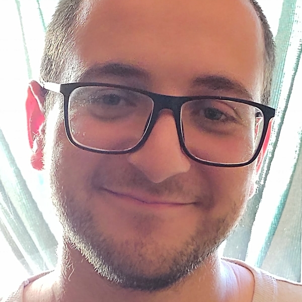 Estudiante universitario avanzado con amplios conocimientos de la Historia, la actual situación geopolítica a nivel mundial, conflictos políticos (política internacional),conocimiento del sistema polí