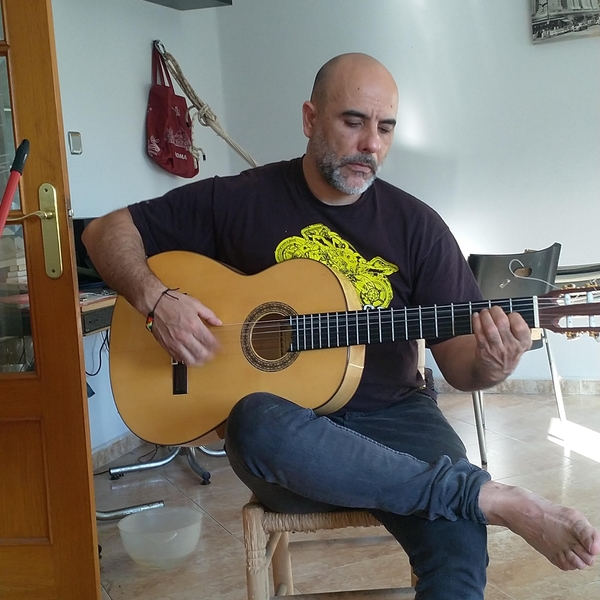 Se imparten clases de guitarra flamenca. Las clases están orientadas al flamenco tradicional.
