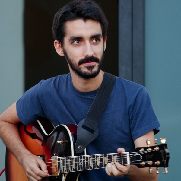 Guitarrista e Compositor dá aulas de Instrumento e Teoria Musical Online (Português ou Inglês)