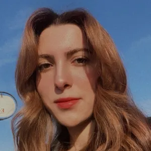 Esra - Fizik öğretmeni - 