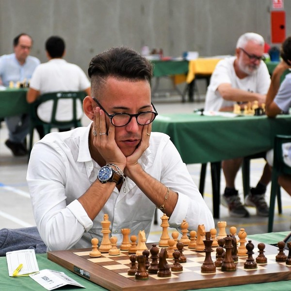 Maestro Internacional Cubano (2463),20 años de experiencia como jugador y 10 años como entrenador de ajedrez,dedicado a ser GM y a la par transmitir mis conocimientos a las nuevas generaciones.