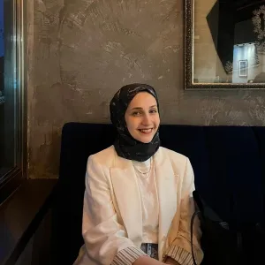Ayşe - Tarih öğretmeni - 