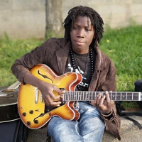 Guitariste burkinabé professionnel donne des cours de guitare pour enfants et adultes, tous niveaux (improvisation, rock, musique africaine, accompagnement, etc.), sans niveau de solfège pré-requis.
