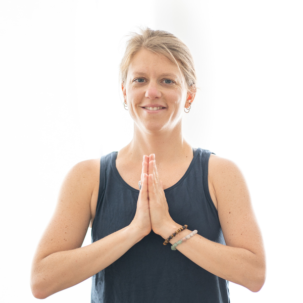 Yogalehrerin unterrichtet LYT Yoga (Methode einer Physiotherapeutin) für Anfänger*innen wie auch Fortgeschrittene (Deutsch und Englisch).