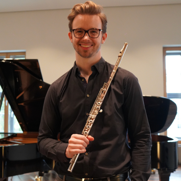 Learn flute with experienced Masters graduate teacher with over 14 years teaching students of all ages in UK and Germany. Online lessons or in person in Berlin in English or German