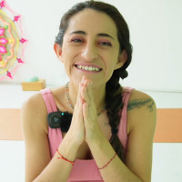 Maestra de Yoga, bilingue (english/spanish) imparto clases de yoga anti estrés (dinámicas o bien relajantes)