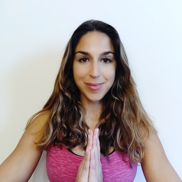 Professora de Yoga e Meditação para mulheres, especialista em Hatha Yoga, Vinyasa Yoga e Yoga pré-natal