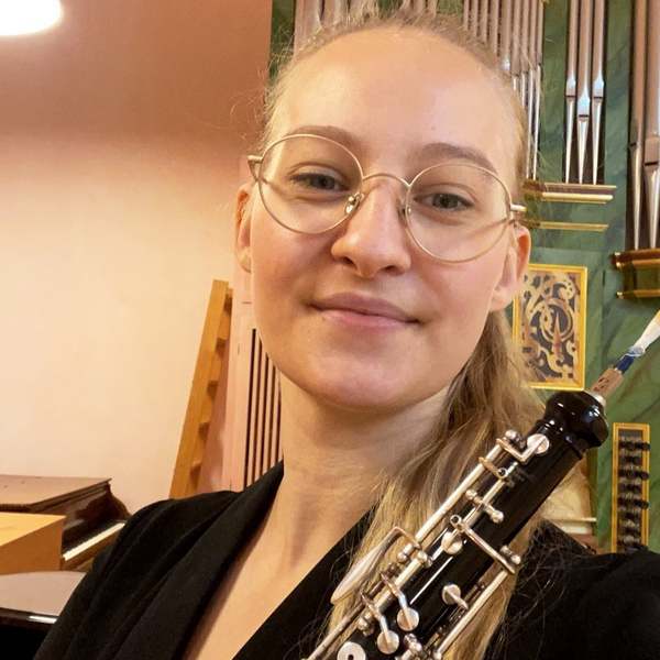 Professional musiker undervisar flöjt på nybörjarenivå och oboe på alla nivå i båda hemmet och på egen plats, samt online