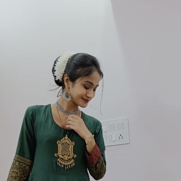 I am a trained Kathak dancer and I teach BOLLYWOOD, SEMI CLASSICAL AND CLASSICAL...ALONG WITH WEDDING CHOREOGRAPHIES....  I AM INTO DANCING FROM LAST 1O YEARS...AND I TEACH KATHAK ALONG WITH THEORY PA