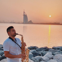 Saxofonista profesional con experiencia nacional e internacional, 6 años en Dubai como profesor e interprete me dieron las habilidades suficientes para llevar un proceso acertado para tu aprendizaje e