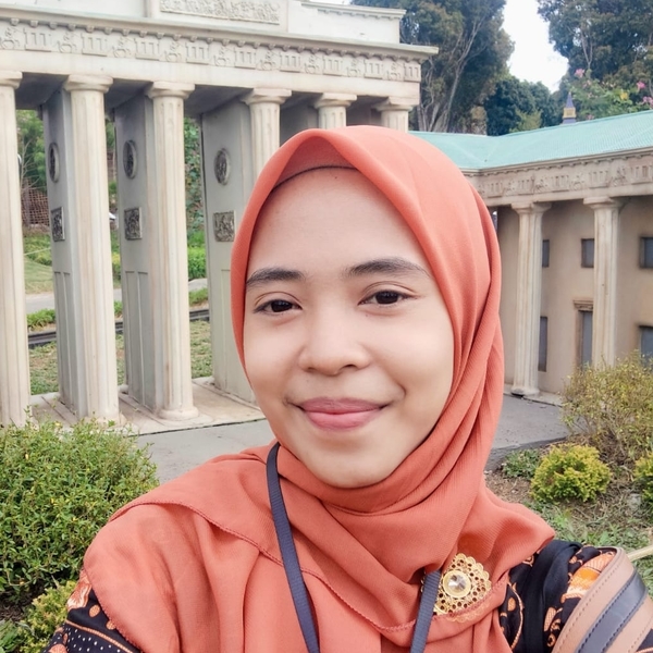 Pendidikan Bahasa Arab UIN Syarif Hidayatullah Jakarta. Instruktur tersertifikasi BNSP, Trainer remaja muslim.