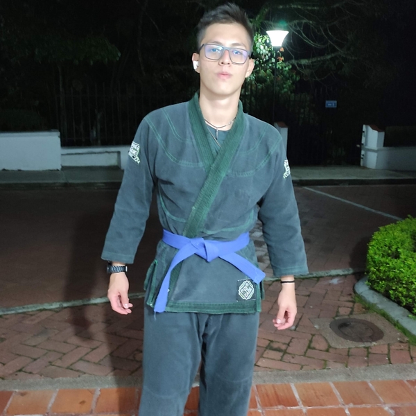 Artista marcial desde los 6 años, cinturón rojo en hapkido y azul en Judo.