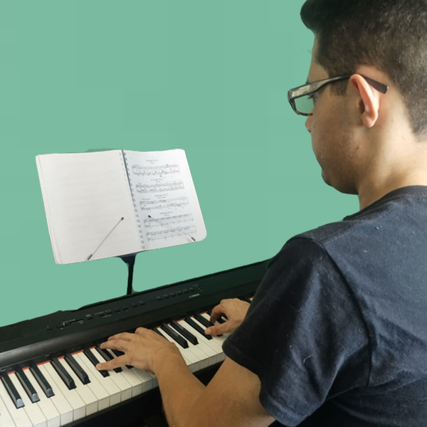 Pianista y Profesor de Música Contemporánea Popular enseña Piano, Guitarra, Solfeo, Armonía y Entrenamiento Auditivo con una metodología 100 eficaz adecuada a tu velocidad de aprendizaje