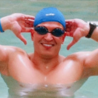 Sauveteur-maître-nageur donne cours de natation pour tous niveaux