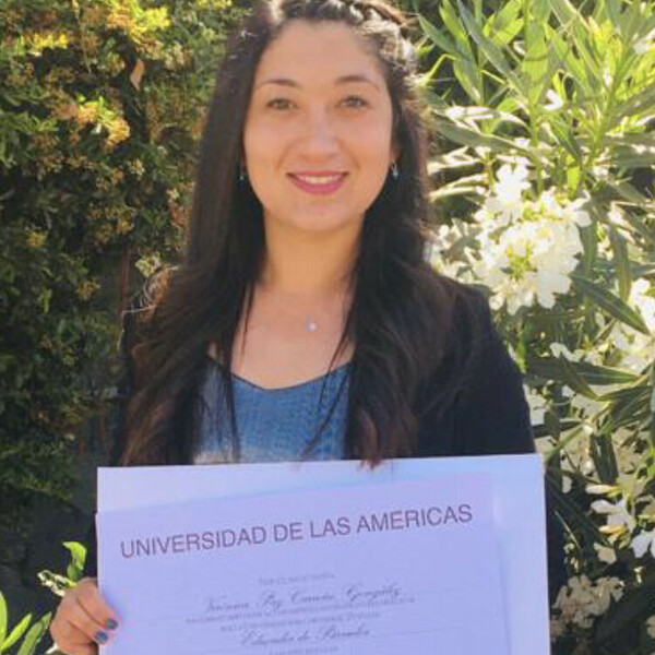 Educadora de Párvulos Licenciada en Educación, con conocimientos en lengua de señas chilena nivel 2