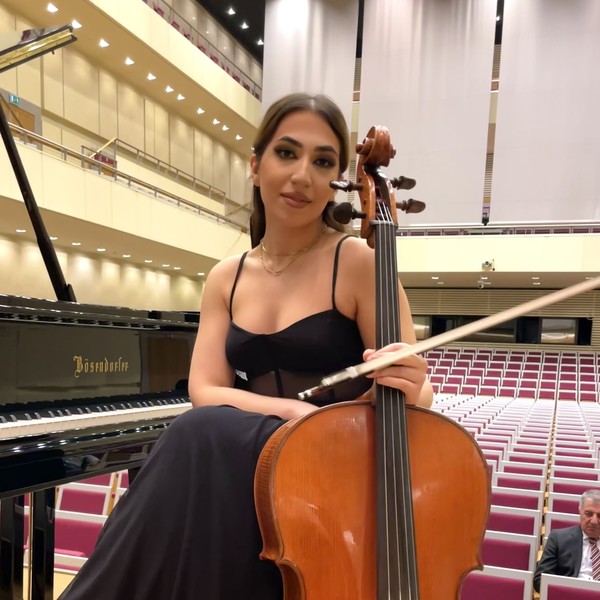 Hochschule Diploma absolviert Violoncello Konzertfach Studentin in Wien Cello Unterricht für Kinder und Erwachsene
