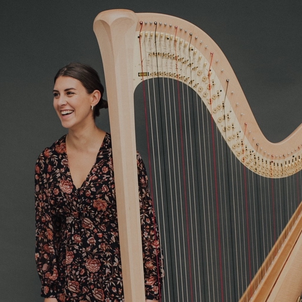 Studentin im Fach Instrumentalpädagogik und Konzertfach Harfe gibt Online und Präsenzunterricht für alle Altersstufen von Anfänger bis Fortgeschrittene