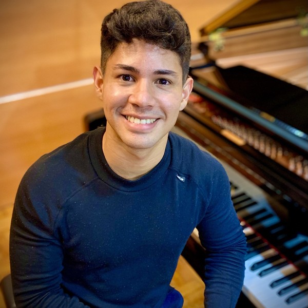 Pianista Mestre pela Universidade de Campinas - UNICAMP, com 20 anos de experiência, oferece aulas de piano e teoria musical online para todas as idades.