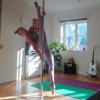 Experienced pole dance instructor teaches online pole dancing lessons for all levels (from beginner to advanced) and flexibility lessons