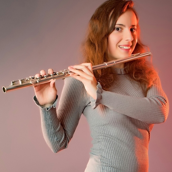 Studentin an der Zürcher Hochschule der Künste bietet Gitarren- und Flötenunterricht: alle Levels, alle Musikrichtungen, alle Altersstufen