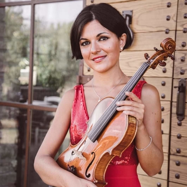 Laureata in Conservatorio propone lezioni di Violino, Viola, Teoria, Solfeggio, Piano  