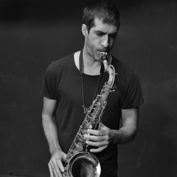 Profesor con mucha experiencia ofrece clases de saxofón, piano y improvisación para todos niveles
