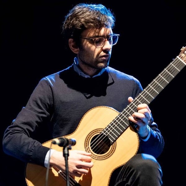 Diplomato alla Scuola Civica di Milano propone lezioni di chitarra classica e d'accompagnamento a domicilio e a distanza