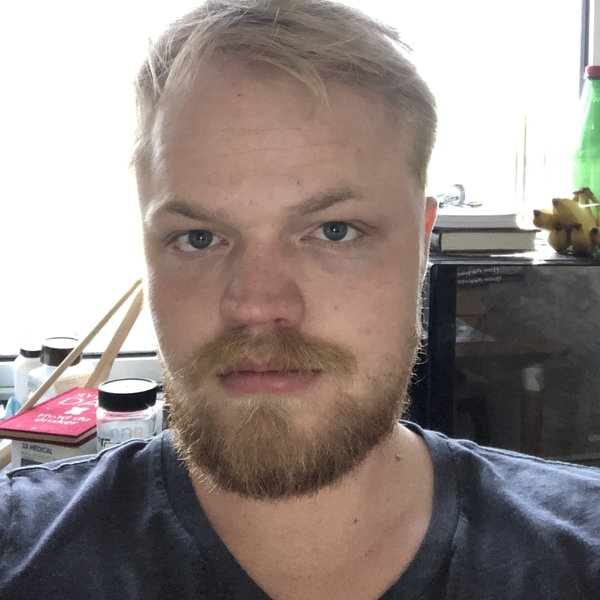 Cand It studerende, med bachelor i Amerikanske Studier. Undervisning i engelsk på alle niveauer fra 1. klasse til 3.g. Bruger praktiske eksempler og elevens egne interesser for at fremme forståelsen. 