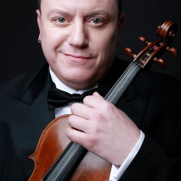 VIOLIN & VIOLA TUTOR with international experience as a soloist, leader, chamber musician, and jury.