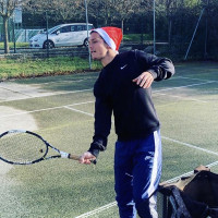 Entraineur de Tennis diplômé et préparateur physique ,donne des cours particuliers ou collectifs, tous niveaux, sur Grasse et ses alentours.