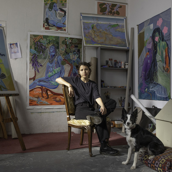 Artista profesional da clases de pintura creativa en su taller de Madrid.