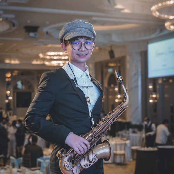 Saxophonist with 15 years of performing experience, gives Saxophone, music theory and Aural lessons