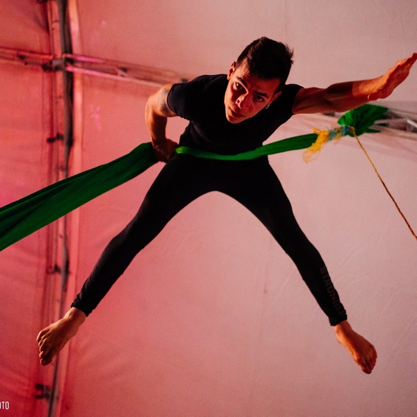 Director y maestro de la escuela de circo flotando , clases personalizadas y presenciales de telas aéreas , slack line , malabares , streching , acondicionamiento físico por Madrid o de manera online.