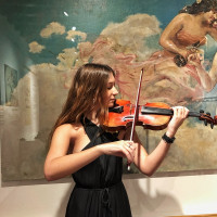 Estudiante de violín en grado Superior y de Historia y Ciencias de la Música en la UGR.