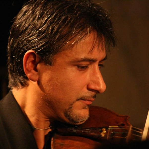 Violoniste concertiste et pédagogue donne cours de violon. Possibilité des cours à domicile et aussi en Visio.
