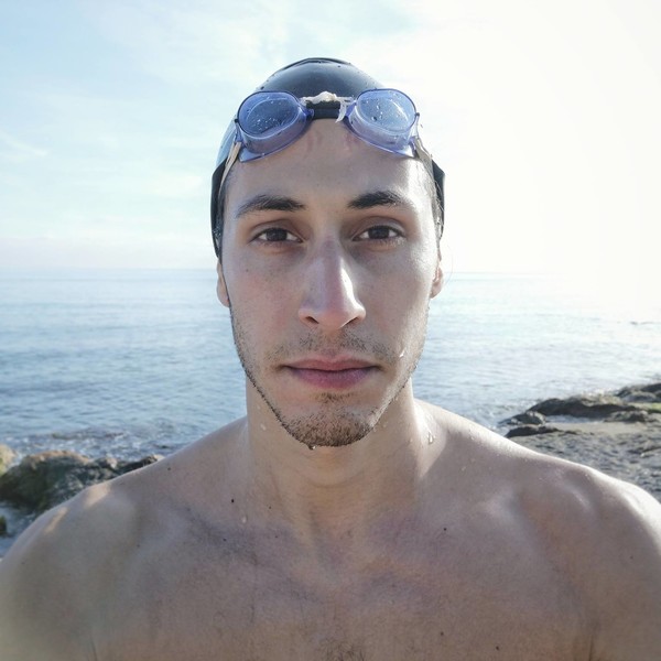 Sauveteur/maitre nageur de la Croix Rouge Argentine et ex nageur du championat national.   Argentain Red Cross lifeguard and former national championship swimmer.