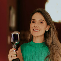 Professora de canto lírico e popular (Palácio das Artes/UEMG) e Fonoaudióloga (UFMG)
