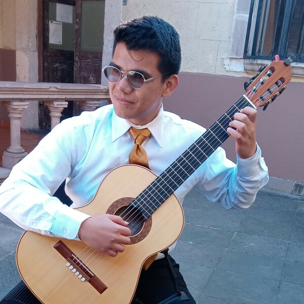 Estudiante de Guitarra Clásica  con experiencia en niños y principiantes a domicilio.