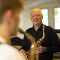 Professioneller Saxophonist vom Bodensee mit viel Lehr- und Bühnenerfahrung bietet Unterricht Online/Bei mir/Bei Dir für alle Altersklassen und jedes Niveau