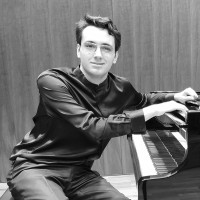 Konzertpianist mit Abschluss am Mozarteum in Salzburg und Unterrichtserfahrung bietet Online-Klavierunterricht an