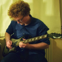 Guitariste depuis près de 10 ans, je propose des cours de guitare afin de transmettre et partager ma passion.  Cours possible à domicile et en visio.