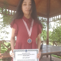 Meram Fen Lisesi son sınıf öğrencisi. Matematik olimpiyatlarında 3 madalya sahibi. İlkokul, ortaokul, lise düzeyi matematik dersi.