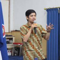 Lulusan Cumlaude Magister Ilmu Politik Universitas Diponegoro (UNDIP). Aktif Mengajar di Fisip USU. Mengajar Ilmu Politik, Filsafat dan Demokrasi. Mengajar dengan santai sesuai kebutuhan dan mengutama