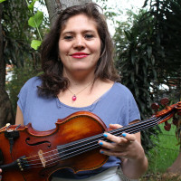 Maestra en Música de la Universidad Incca de Colombia y especialista en pedagogía U.Pedagógica.13 años de experiencia como docente de violín en todos los géneros, improvisación en Jazz, composición de