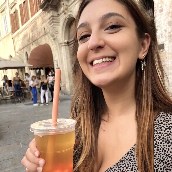 Studentessa di Medicina e Chirurgia. Diplomata presso liceo scientifico opzione scienze applicate.